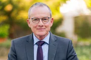 Im Rathaus wird ein üppiger Präsentkorb für Bernhard (Karsten Dörr) abgegeben. Herr Engel mahnt, dass Geschenke im öffentlichen Dienst nur im kleinen Rahmen erlaubt sind. Im Rathaus wird ein üppiger Präsentkorb für Bernhard (Karsten Dörr) abgegeben. Herr Engel mahnt, dass Geschenke im öffentlichen Dienst nur im kleinen Rahmen erlaubt sind.