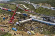Das Bild zeigt den Unfallort des Zugungl&uuml;cks von Tempi, einer verheerenden Frontalzusammensto&szlig; zwischen einem Personenzug und einem G&uuml;terzug, der sich am 28. Februar 2023 in Mittelgriechenland ereignete