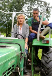 Elli (Jutta Speidel) und Raymond (Christofer von Beau) sind schockiert &uuml;ber die Feindseligkeit, die ihnen von einigen Dorfbewohnern entgegenschl&auml;gt.
