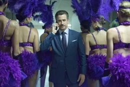 Der Casino-Besitzer Stanley Rubino (Dermot Mulroney) verlangt von Vincent Downs die R&uuml;ckgabe seines Kokains, im Tausch gegen Downs Sohn.