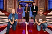 Moderator Kai Pflaume und seine Rateteam-Kapit&auml;ne Bernhard Ho&euml;cker und Elton begr&uuml;&szlig;en in dieser Sendung die Journalistin und Fernsehmoderatorin Jana Pareigis und den Journalist und Fernsehmoderator Christian Sievers.