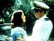 Bei einem Spaziergang gesteht Ashley Longworth (Jonathan Frakes, r.) Erin Walton (Mary Beth McDonough, l.) seine Liebe.