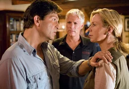 Julia (Marion Kracht) steht pl&ouml;tzlich zwischen Percy (Philipp Brenninkmeyer, Mitte) und seinem Bruder Hannes (Francis Fulton-Smith), die seit vielen Jahren zerstritten sind.