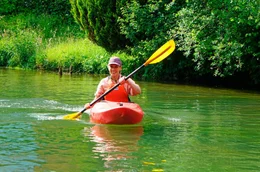 Die Pegnitz vom Wasser aus entdecken: Mit dem Kajak paddelt Moderatorin Dagmar Fuchs bis zum Flussdreieck F&uuml;rth.