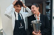 Sowohl in den praktischen Unterrichtsstunden als auch in den K&uuml;chen und Lernrestaurants liegt der Fokus auf Disziplin und Pr&auml;zision. Doch es gibt auch Gelegenheiten f&uuml;r Lachanf&auml;lle und gefl&uuml;sterte Vertraulichkeiten.