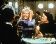 Die materiell ausgerichtete Lorelei Lee (Marilyn Monroe, Mitte) arbeitet zusammen mit ihrer Freundin Dorothy Shaw (Jane Russell, rechts) als Showgirl auf einem Luxusdampfer und reist nach Paris, um den reichen Gus Esmond heiraten zu k&ouml;nnen.