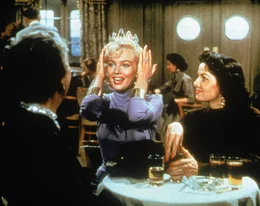 Die materiell ausgerichtete Lorelei Lee (Marilyn Monroe, Mitte) arbeitet zusammen mit ihrer Freundin Dorothy Shaw (Jane Russell, rechts) als Showgirl auf einem Luxusdampfer und reist nach Paris, um den reichen Gus Esmond heiraten zu k&ouml;nnen.
