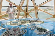 Josef Kleindienst zeigt das Modell von &bdquo;The World&ldquo;: Die k&uuml;nstlichen Inseln vor der K&uuml;ste Dubais sollen aus der Luft betrachtet wie eine Weltkarte aussehen. Durch die Finanzkrise 2008 kam das Projekt zum Stillstand.