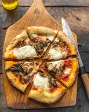 Pizza mit Sprossenbrokkoli.