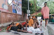 Die Schriftstellerin Arundhati Roy nutzt ihren Ruhm, um gegen Umweltzerst&ouml;rung, Ausgrenzung und die Zust&auml;nde in Indien zu protestieren. Ihr radikales Engagement bringt sie bis vor Gericht &ndash; und sogar ins Gef&auml;ngnis.