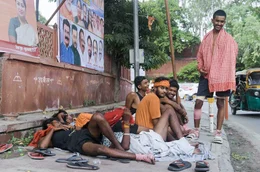 Die Schriftstellerin Arundhati Roy nutzt ihren Ruhm, um gegen Umweltzerst&ouml;rung, Ausgrenzung und die Zust&auml;nde in Indien zu protestieren. Ihr radikales Engagement bringt sie bis vor Gericht &ndash; und sogar ins Gef&auml;ngnis.