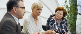 Ryszard (Zbigniew Zamachowski) und Helga (Ulrike Willenbacher) in die Enge getrieben auf Brigittes (Imogen Kogge, rechts) Gartenparty.