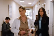 Katja Baumann (Simone Thomalla, r.) trifft im Krankenhaus auf Dr. Lucia Fabiansky (Ines Lutz, 2.v.l.).