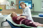 Widerwillig lässt sich Annerose Linss (Nina Petri, li.) von Lisa Schroth (Louise Sophie Arnold) untersuchen. Die Leiterin einer Tanzschule kann überhaupt nicht verstehen, dass wegen ein paar kleiner Herzprobleme so ein Aufsehen gemacht wird. Widerwillig lässt sich Annerose Linss (Nina Petri, li.) von Lisa Schroth (Louise Sophie Arnold) untersuchen. Die Leiterin einer Tanzschule kann überhaupt nicht verstehen, dass wegen ein paar kleiner Herzprobleme so ein Aufsehen gemacht wird.