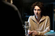 Etty (Julia Windischbauer) erklärt sich bereit, ihre Tagebücher in Klaas´ Radiosendung vorzulesen, aber nur, wenn er verspricht, sie sicher aufzubewahren. Etty (Julia Windischbauer) erklärt sich bereit, ihre Tagebücher in Klaas´ Radiosendung vorzulesen, aber nur, wenn er verspricht, sie sicher aufzubewahren.