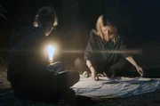 Paula (Cyrille Mairesse, li.) &uuml;berredet ihre Mutter (Am&eacute;lie Daure, re.), sich dem Experiment unter dem Sternenhimmel anzuschlie&szlig;en.