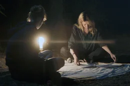 Paula (Cyrille Mairesse, li.) &uuml;berredet ihre Mutter (Am&eacute;lie Daure, re.), sich dem Experiment unter dem Sternenhimmel anzuschlie&szlig;en.