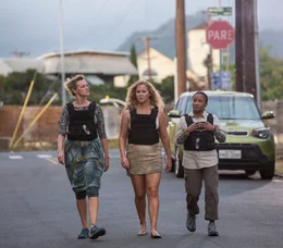 v. li. n. re.: Barb (Joan Cusack), Emily (Amy Schumer) und Ruth (Wanda Sykes)  +++ Die Verwendung des sendungsbezogenen Materials ist nur mit dem Hinweis und Verlinkung auf RTL+ gestattet. +++