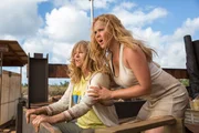 Kurz bevor die Verk&auml;uferin Emily (Amy Schumer, re.) mit ihrem Freund in den Urlaub nach S&uuml;damerika aufbrechen will, wird sie nicht nur fristlos entlassen, sondern auch ihr Partner l&auml;sst sie sitzen. Kurzentschlossen nimmt sie ihre &auml;ngstliche Mutter (Goldie Hawn) mit auf die Reise.  +++ Die Verwendung des sendungsbezogenen Materials ist nur mit dem Hinweis und Verlinkung auf RTL+ gestattet. +++