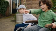 Bodi und Saïd haben Spaß beim Rollstuhlbasketball. Bodi und Saïd haben Spaß beim Rollstuhlbasketball.