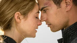Tris (Shailene Woodley, l.) deckt eine Verschw&ouml;rung auf und versucht gemeinsam mit Four (Theo James, r.) das manipulierte System zu stoppen. Dabei kommen sich die beiden immer n&auml;her.