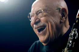 F&uuml;r Giora Feidman ist seine Klarinette mehr als ein Instrument: Sie ist die Stimme seiner Seele. Mit ihr erz&auml;hlt der 90-J&auml;hrige seit mehr als sieben Jahrzehnten von Verst&auml;ndigung, Hoffnung und der verbindenden Kraft der Musik.