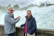 Petra und R&uuml;diger Erbsl&ouml;h am Rheinfall bei Schaffhausen, dem gr&ouml;&szlig;ten Wasserfall Europas.