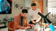 Julius (Jan Stapelfeldt, l.) und Richard (Florian Odendahl, r.) manipulieren heimlich Victorias Kalender. Sie &auml;ndern das Thema ihres wichtigen Vortrags von inklusivem auf exklusives Wohnen.