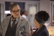 Chicago Med Staffel 10 Folge 6: Gespr&auml;ch unter Freunden mit Oliver Platt als Dr. Daniel Charles und S. Epatha Merkerson als Sharon Goodwin.
