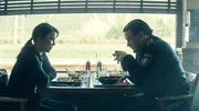 Wallner (Britta Hammelstein) unterhält sich mit Lambert (Dominic Marcus Singer) beim Essen im Restaurant ihres Hotels über den Fall. Wallner (Britta Hammelstein) unterhält sich mit Lambert (Dominic Marcus Singer) beim Essen im Restaurant ihres Hotels über den Fall.