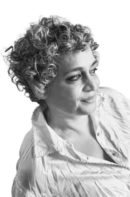 Mit ihrem 1997 erschienenen Roman "Der Gott der kleinen Dinge" schuf Arundhati Roy Weltliteratur und gewann als erste indische Schriftstellerin den Booker-Prize.