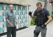 Während Jerry undercover in einer Psychartrie ist, müssen Steve McGarrett (Alex O'Loughlin, r.) und Sgt. Duke Lukela (Dennis Chun, l.) dessen Enkelin aus den Fängen ihrer Entführer retten ... Während Jerry undercover in einer Psychartrie ist, müssen Steve McGarrett (Alex O'Loughlin, r.) und Sgt. Duke Lukela (Dennis Chun, l.) dessen Enkelin aus den Fängen ihrer Entführer retten ...