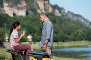 Torsten Schrader (Götz Schubert) macht sich Sorgen um seine Tochter Maxi (Anais Cherif). Torsten Schrader (Götz Schubert) macht sich Sorgen um seine Tochter Maxi (Anais Cherif).