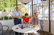 Ahnenfieber: Nele Fehrenbach (Floriane Daniel, l.) und Mechthild (Diana K&ouml;rner, r.) helfen Niklas (Noah Calvin, M.) bei der Anfertigung eines Familien-Stammbaums.