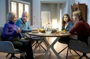 Kathrin Globisch schläft seit Tagen sehr schlecht. Sie ist mittlerweile so übermüdet, dass ganze Gesprächsthemen beim familiären Abendessen an ihr vorbeigehen. v.li.: Dr. Kathrin Globisch (Andrea Kathrin Loewig), Dr. Roland Heilmann (Thomas Rühmann), Hanna Globisch (Helena Pieske), Lisa Schroth (Louise Sophie Arnold) Kathrin Globisch schläft seit Tagen sehr schlecht. Sie ist mittlerweile so übermüdet, dass ganze Gesprächsthemen beim familiären Abendessen an ihr vorbeigehen. v.li.: Dr. Kathrin Globisch (Andrea Kathrin Loewig), Dr. Roland Heilmann (Thomas Rühmann), Hanna Globisch (Helena Pieske), Lisa Schroth (Louise Sophie Arnold)