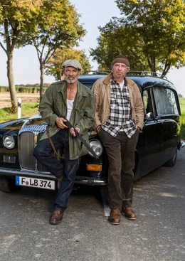 Zwei eigenwillige M&auml;nner auf letzter gemeinsamer Tour: Horst (Heiner Lauterbach, li.) und Johann (Friedrich von Thun, re.) lassen sich von niemandem Vorschriften machen.