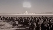 Eine Gruppe von Soldaten kniet und ist einer starken Explosion zugewandt.