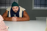 John (Felix von Jascheroff) l&auml;sst sich beim Verh&ouml;r durch die Polizei nicht aus der Reserve locken.
