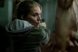 Die Drogenermittlerin Frankie Burns (Sienna Miller) sucht in einem Schlachthaus mit gezogener Waffe zwei fl&uuml;chtige M&ouml;rder.