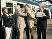 Thanner (Eberhard Feik, r.) und Schimanski (Götz George, 3.v.l.) nehmen die Kollegen Grawe ( Andreas Schmidt-Schaller, l.) und Fuchs (Peter Borgelt, 2.v.l.) aus Berlin-Ost (Polizeiruf 110) am Duisburger Bahnhof in Empfang. Ein Mord in Verbindung mit illegalem Kunsthandel führt - kürz nach Öffnung der Mauer - zu ersten Ost-West-Kontakten auf kriminalistischem Gebiet. Thanner (Eberhard Feik, r.) und Schimanski (Götz George, 3.v.l.) nehmen die Kollegen Grawe ( Andreas Schmidt-Schaller, l.) und Fuchs (Peter Borgelt, 2.v.l.) aus Berlin-Ost (Polizeiruf 110) am Duisburger Bahnhof in Empfang. Ein Mord in Verbindung mit illegalem Kunsthandel führt - kürz nach Öffnung der Mauer - zu ersten Ost-West-Kontakten auf kriminalistischem Gebiet.