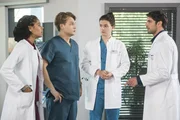 Vivi (Jane Chirwa, l.), Mikko (Luan Gummich, 2.v.l.) und Tom (Tilman P&ouml;rzgen, 2.v.r.) erscheinen zur sp&auml;t zur Besprechung und werden von Niklas (Roy Peter Link, r.) zum Stationsdienst verdonnert ...