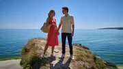 Bootsbauerin Helen Brody (Hedi Honert) und Versicherungsagent Liam Shaw (Frederik Funke) kommen sich auf der Suche nach Helens vermisstem Mann näher. Bootsbauerin Helen Brody (Hedi Honert) und Versicherungsagent Liam Shaw (Frederik Funke) kommen sich auf der Suche nach Helens vermisstem Mann näher.