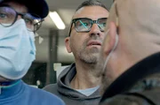 Stahlarbeiter Alessandro D'Amone (Mi.) demonstriert f&uuml;r die Vollsanierung des H&uuml;ttenwerks in Tarent.
