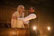 Dr. Schmitdt (Jens Harzer) versucht das Medium Juliana (Anne M&uuml;ller) zu beruhigen
