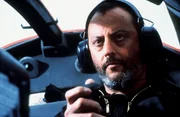 Ex-Agent Krieger (Jean Reno) l&auml;sst sich nicht in die Flugkarten schauen.