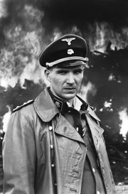 Amon G&ouml;th (Ralph Fiennes), bekannt als "Hitlers Schl&auml;chter", ist Kommandant des Konzentrationslagers Plaszow. Er regiert dort mit Terror und willk&uuml;rlicher Brutalit&auml;t, l&auml;sst sich von Oskar Schindler jedoch an der Nase herumf&uuml;hren.