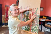Die Berliner Künstlerin Heike Beltz kreiert Mosaike aus Glas. Den Umzug nach Pobzig in Sachsen-Anhalt hat sie nie bereut. „Nie wieder Großstadt, nie wieder Berlin“, ist ihr Motto. Die Berliner Künstlerin Heike Beltz kreiert Mosaike aus Glas. Den Umzug nach Pobzig in Sachsen-Anhalt hat sie nie bereut. „Nie wieder Großstadt, nie wieder Berlin“, ist ihr Motto.
