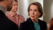 Als Victoria (Caroline Schreiber, r.) den manipulierten Kalender entdeckt, ist sie fassungslos - Richards (Florian Odendahl, M.) und Julius (Jan Stapelfeldt, l.) Sabotage war erfolgreich!
