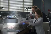 Dr. Thomas Koracik (Greg Germann, l.); Dr. Amelia Shepherd (Caterina Scorsone, r.)