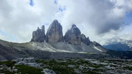 Die drei Zinnen sind die Charakter - Berge der Dolomiten und weltweit als Symbol f&uuml;r das steinerne Herz der Alpen bekannt.